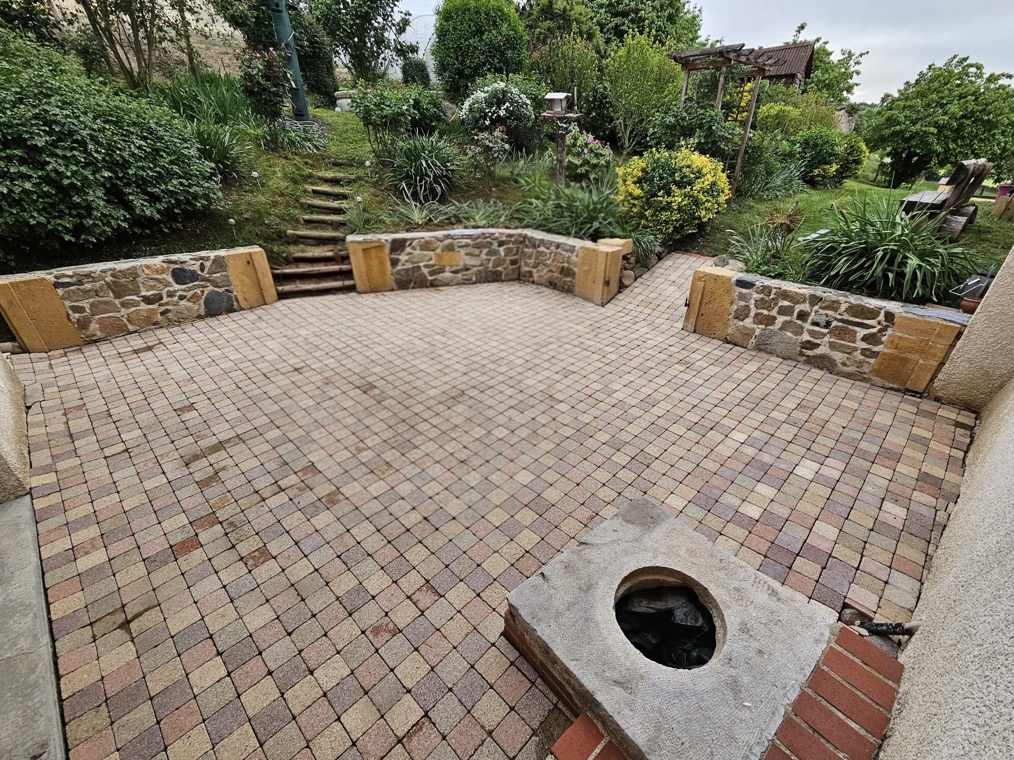 Terrasse de piscine après nettoyage